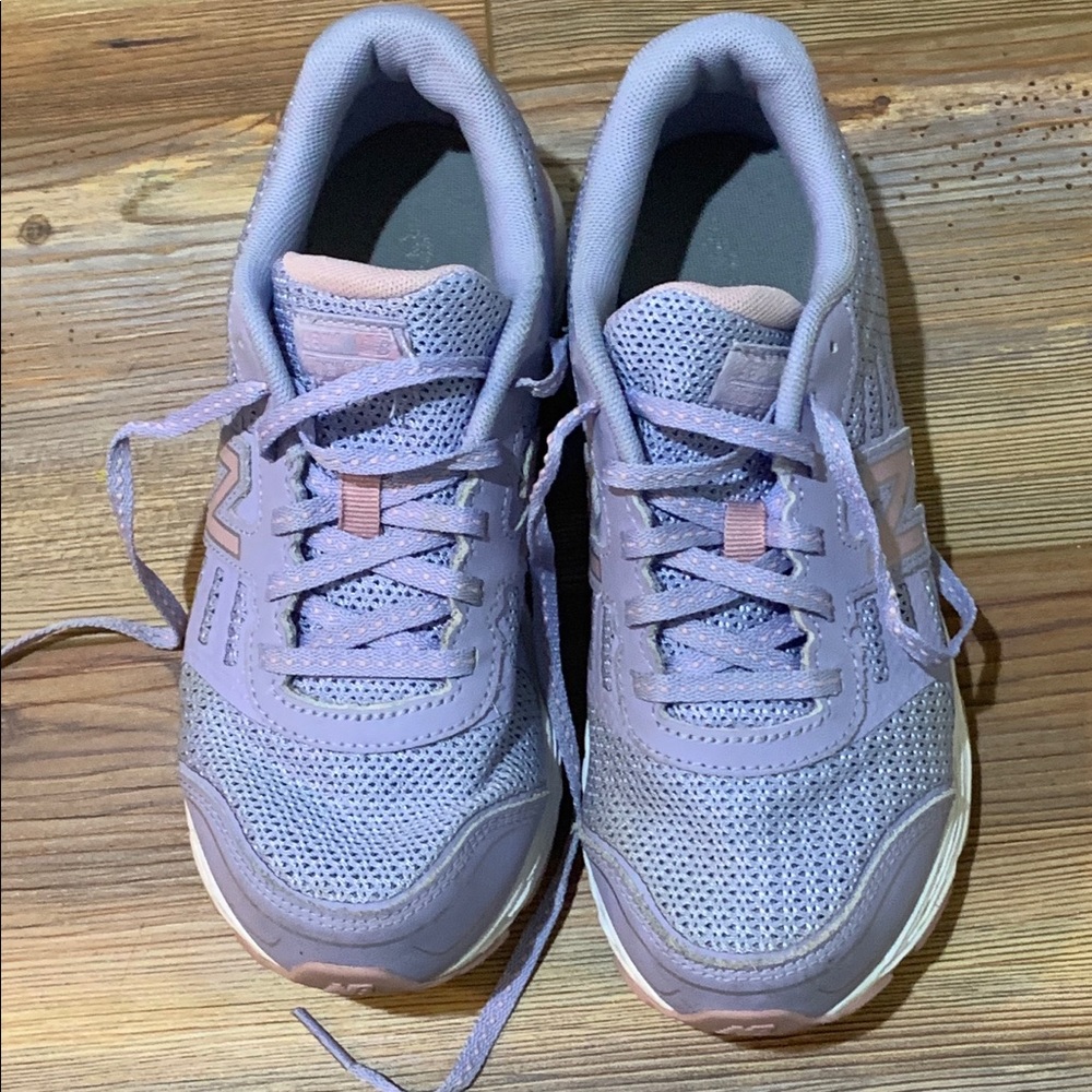 New Balance Girls size 3W